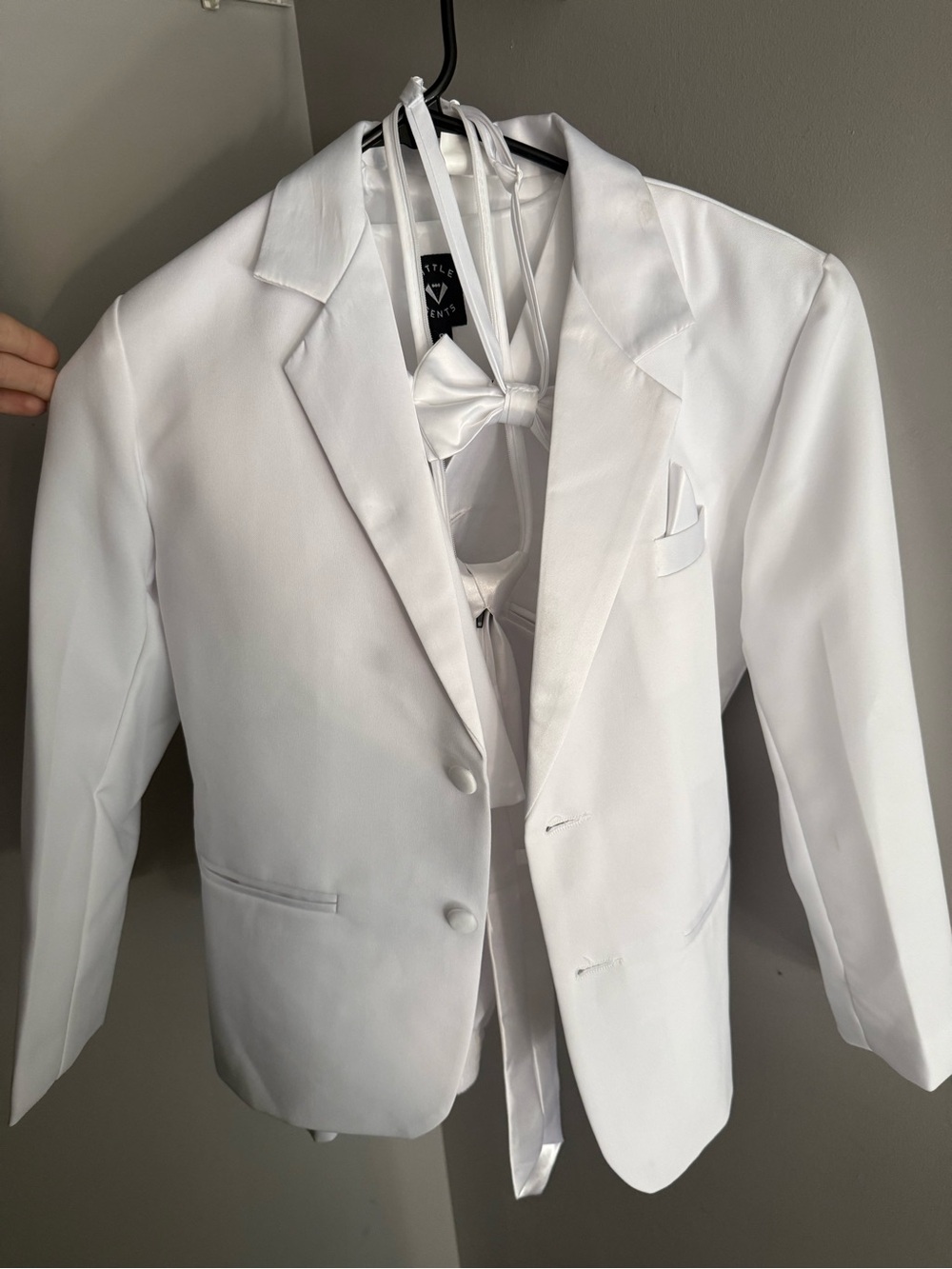 Kids White 3 Piece Suite & Tie